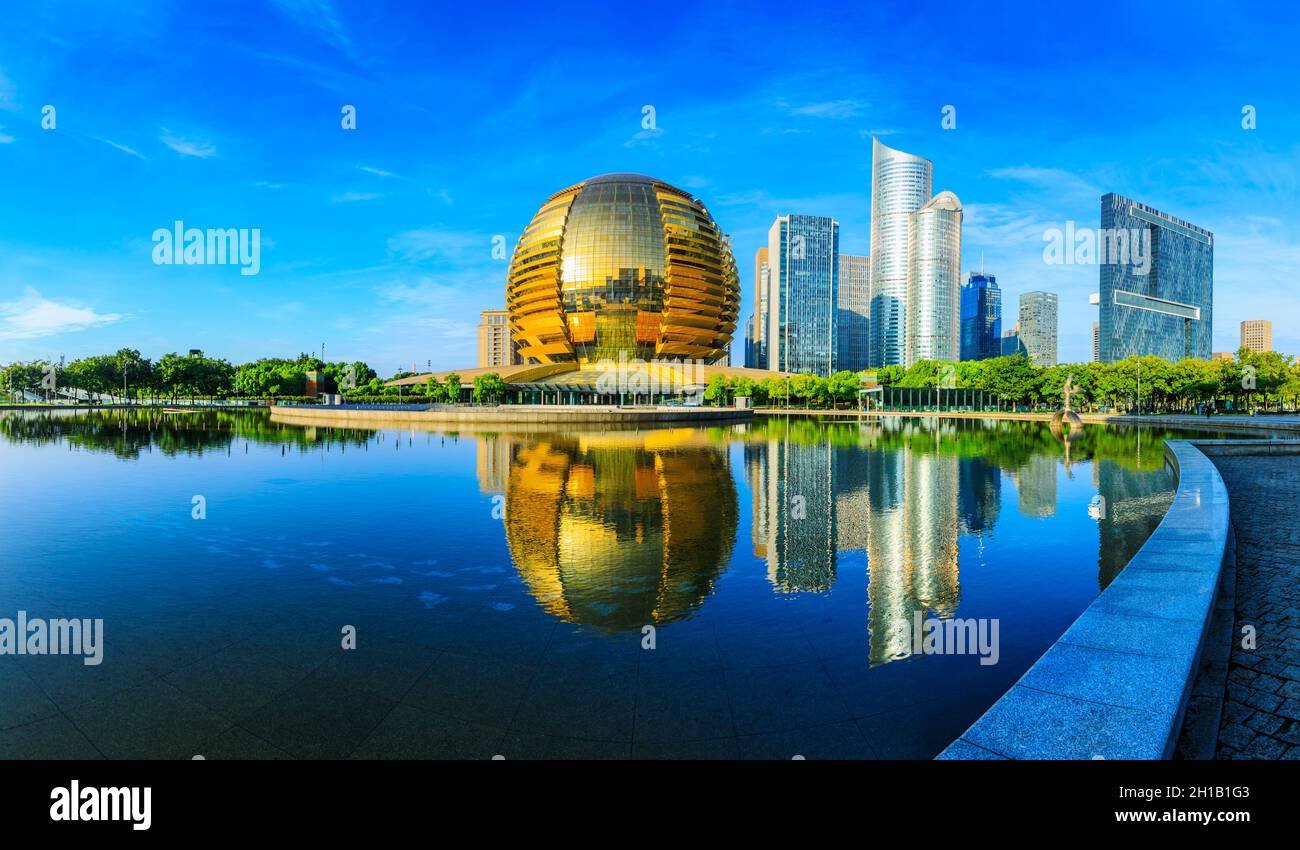 Gratte-ciel et bâtiments modernes à Hangzhou, en Chine. Banque D'Images