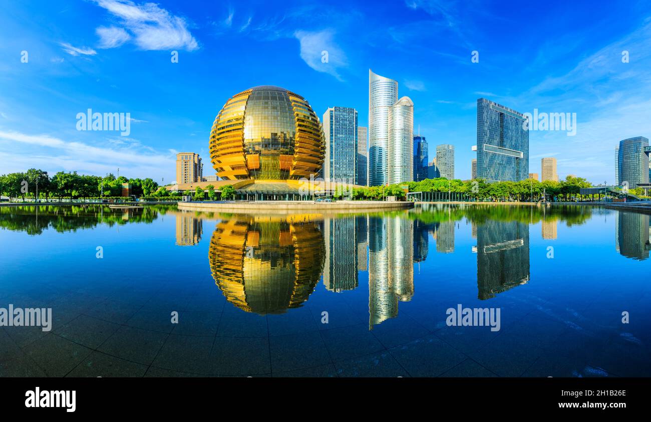 Gratte-ciel et bâtiments modernes à Hangzhou, en Chine. Banque D'Images
