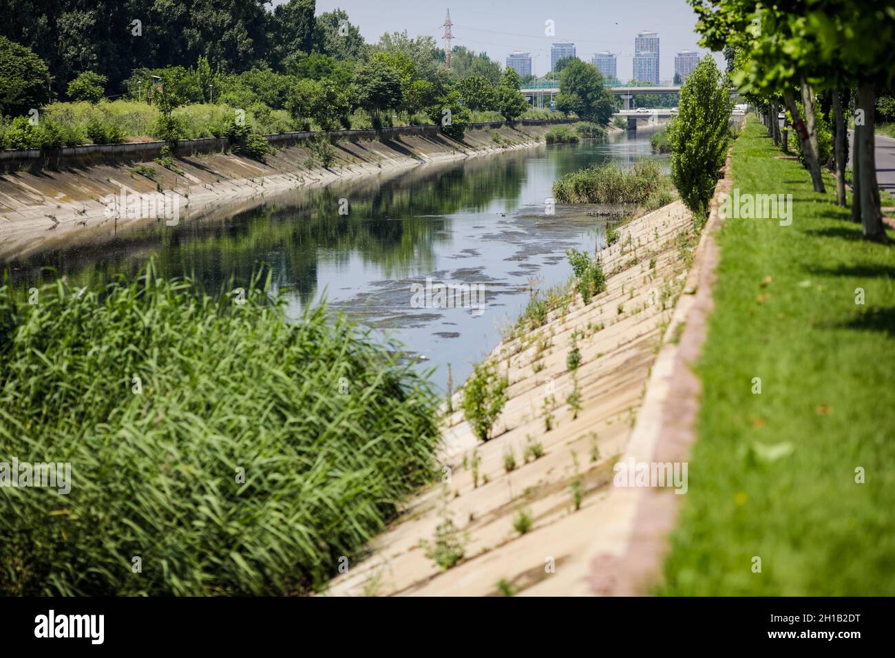 Bucarest, Roumanie - 24 juin 2021 : rivière Dambovita à Bucarest pendant une chaude journée d'été. Banque D'Images