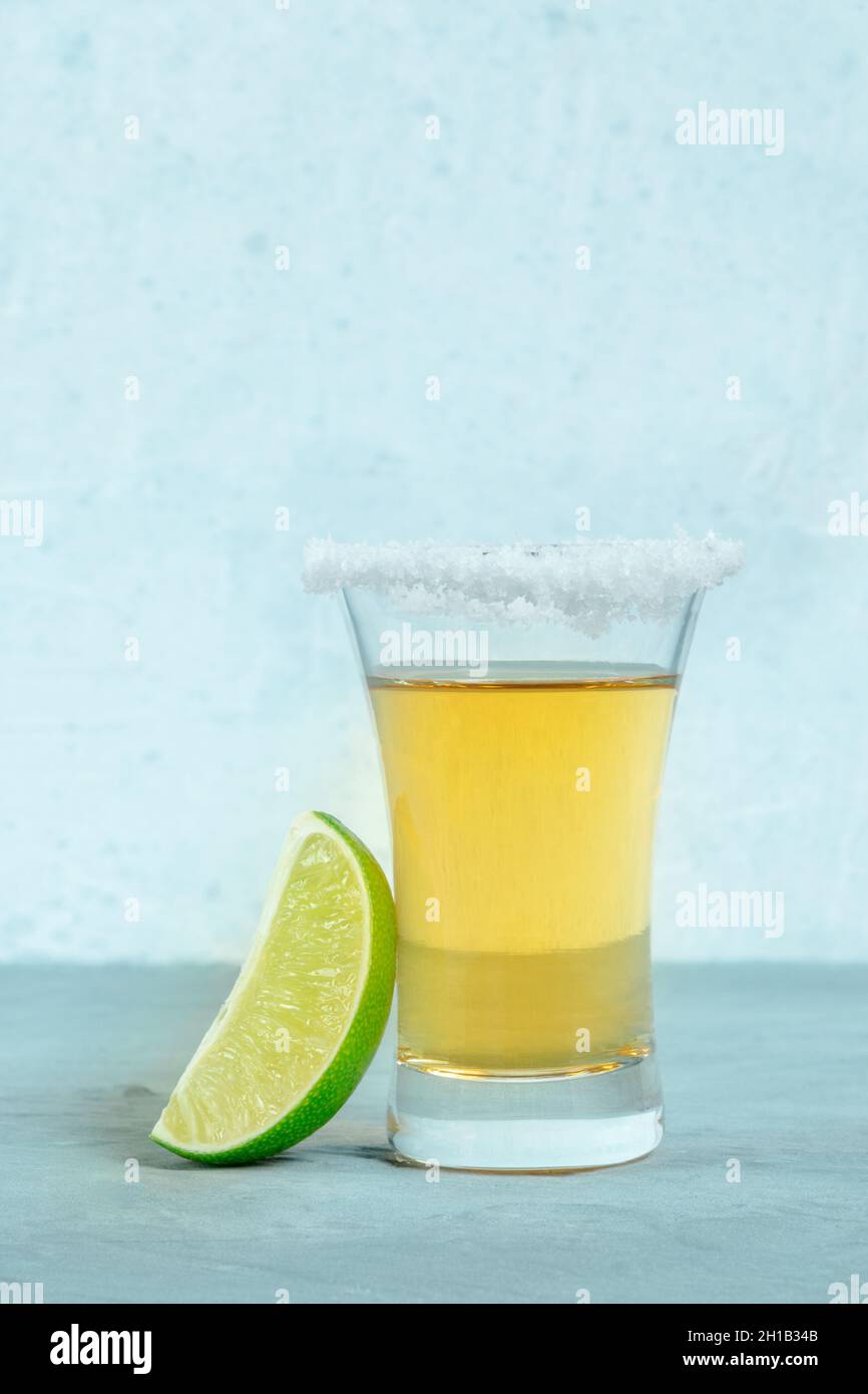 Tequila tourné avec une tranche de lime, liqueur mexicaine avec un bord de sel, vue latérale avec un endroit pour le texte Banque D'Images