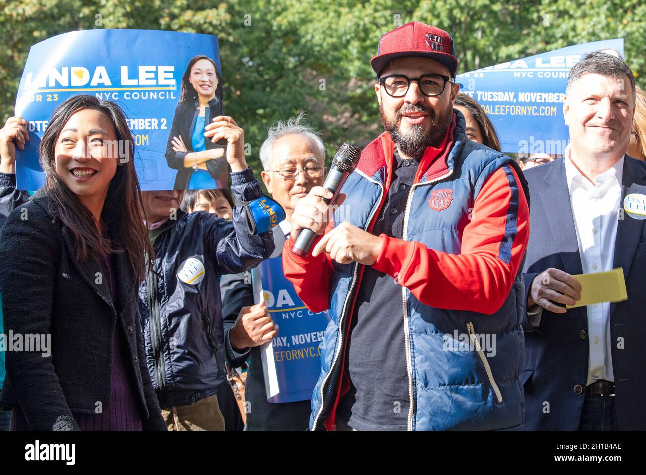 New York, États-Unis.17 octobre 2021.Francisco Moya, membre du Conseil municipal de New York, s'exprime à Linda Lee, candidate du District 23 du conseil municipal de New York, rassemblement de lancement des élections générales dans le quartier Queens de New York.Crédit : SOPA Images Limited/Alamy Live News Banque D'Images