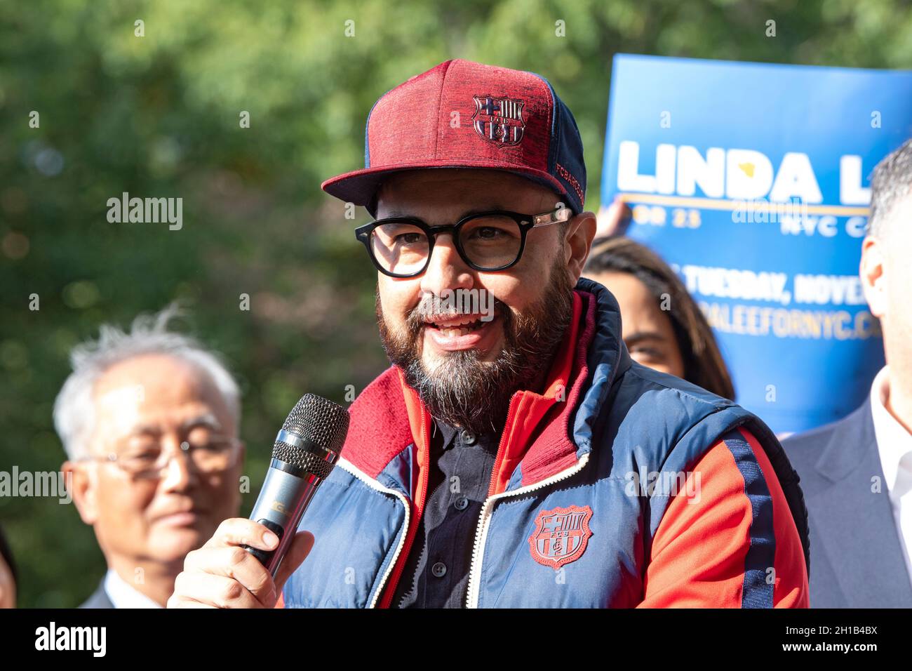 New York, États-Unis.17 octobre 2021.Francisco Moya, membre du Conseil municipal de New York, s'exprime à Linda Lee, candidate du District 23 du conseil municipal de New York, rassemblement de lancement des élections générales dans le quartier Queens de New York.Crédit : SOPA Images Limited/Alamy Live News Banque D'Images