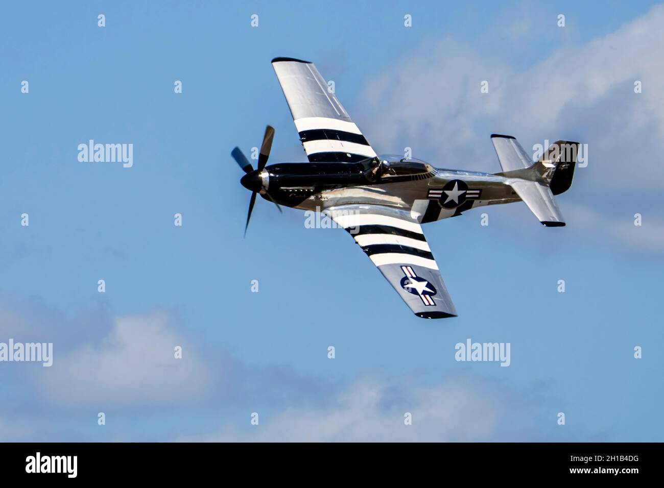 Sanford, États-Unis.17 octobre 2021.Le 17 octobre 2021, une Mustang P-51 effectue des manœuvres aériennes lors du salon de l'air et de l'espace d'Orlando à l'aéroport international Orlando Sanford, à Sanford, en Floride.(Photo de Ronen Tivony/Sipa USA) *** Veuillez utiliser le crédit du champ de crédit *** crédit: SIPA USA/Alay Live News Banque D'Images