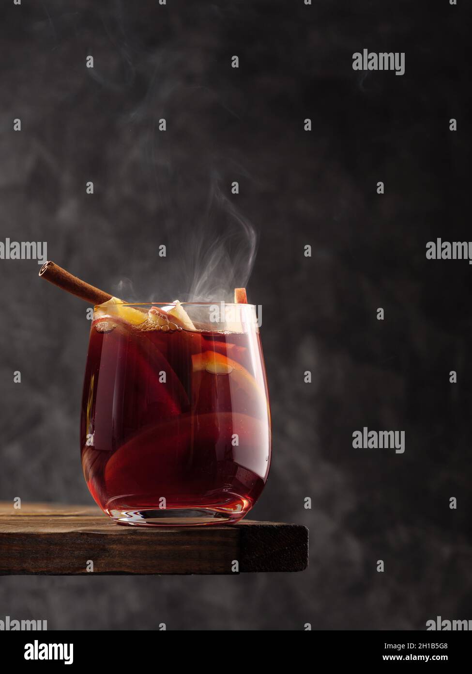 Boisson chaude de Noël vin chaud sur la table.Copier l'espace. Banque D'Images