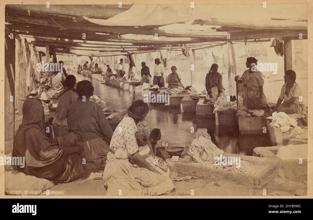 Lavenderas, femmes mexicaines lavant des vêtements dans un lavoir, vintage noir et blanc photographie ca.1883 - 1891 carte du Cabinet vues du Mexique par William Henry Jackson Banque D'Images