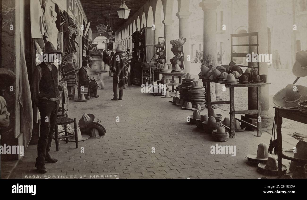 Photographie vintage noir et blanc ca.1883 - 1891 d'un marché mexicain sous les portales à Aguascalientes, carte du Cabinet vues du Mexique par William Henry Jackson Banque D'Images