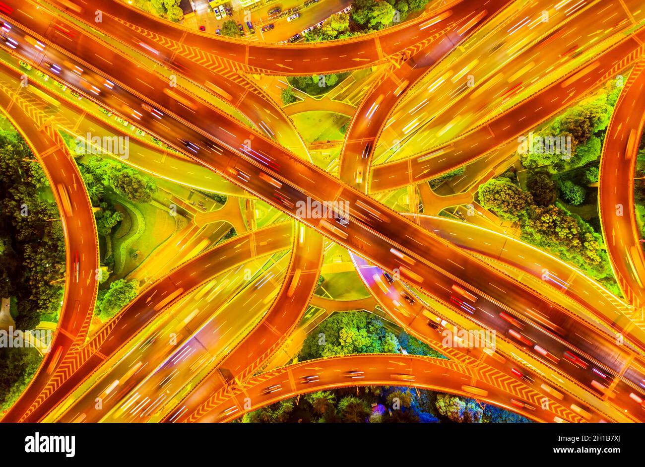 Vue aérienne des bâtiments et de l'échangeur d'autoroute la nuit à Shanghai, Chine. Banque D'Images