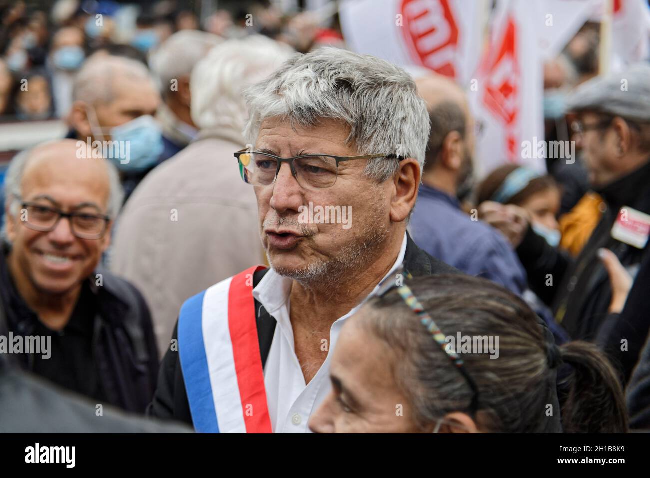 Paris, France.17 octobre 2021.Eric Coquerel assiste à la manifestation exigeant la vérité et la justice au sujet du massacre des Algériens. Banque D'Images