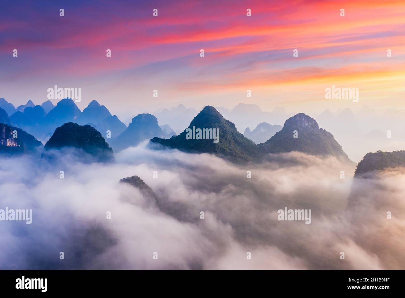 Guilin,Guangxi,Chine karst montagnes sur le Li River.vue aérienne. Banque D'Images