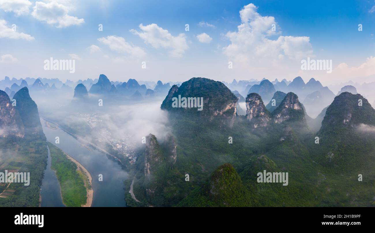 Guilin,Guangxi,Chine karst montagnes sur le Li River.vue aérienne. Banque D'Images