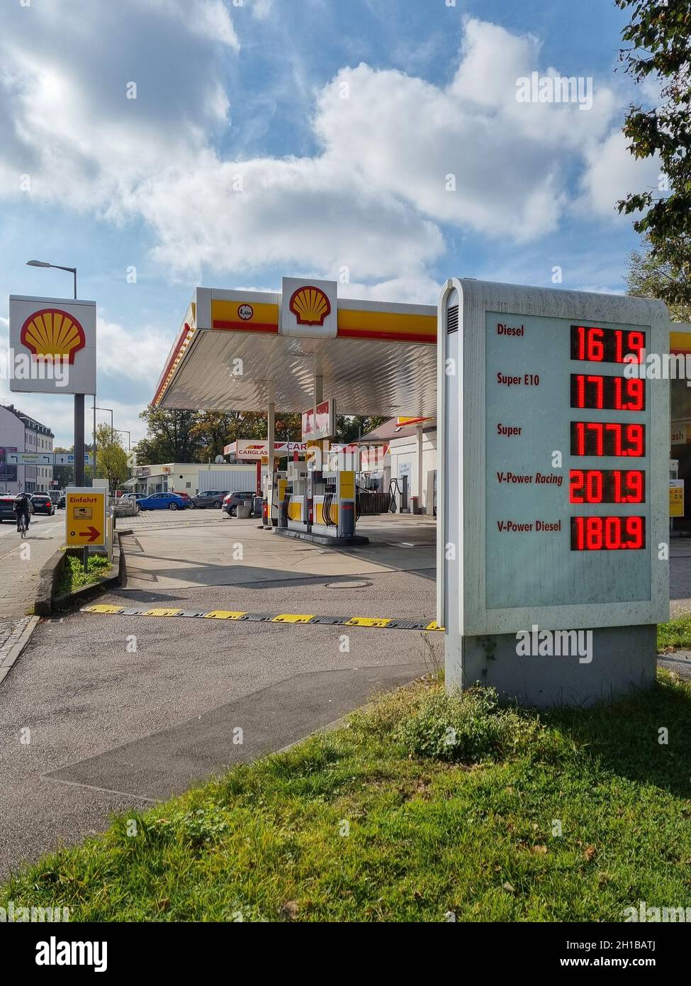 MUNICH, ALLEMAGNE - OCTOBRE 17 : le prix du carburant franchit la marque des deux euros à une station-service Shell le 17 octobre 2021 à Munich, Allemagne.Les prix de l'énergie sont Banque D'Images