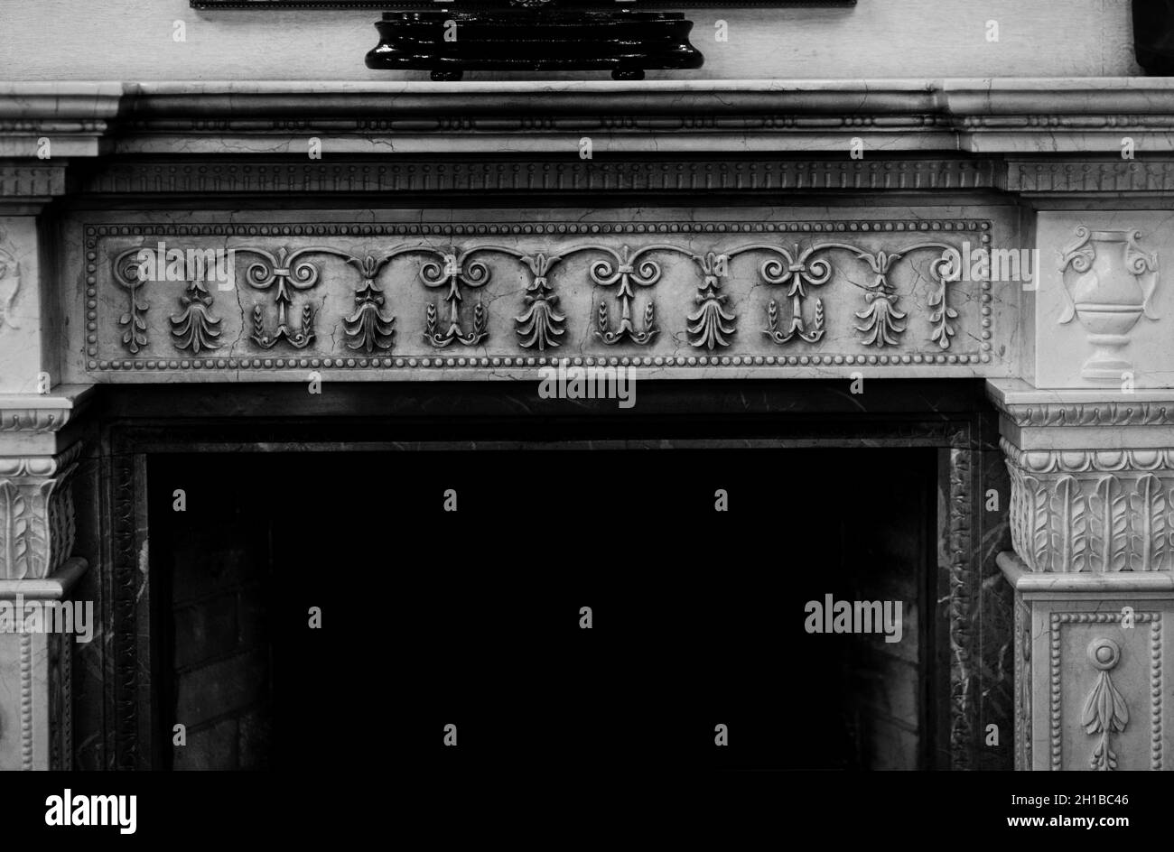 cheminée dans le château.Décoration classique, superbe cheminée, éléments décoratifs dans une ancienne maison de maître Banque D'Images