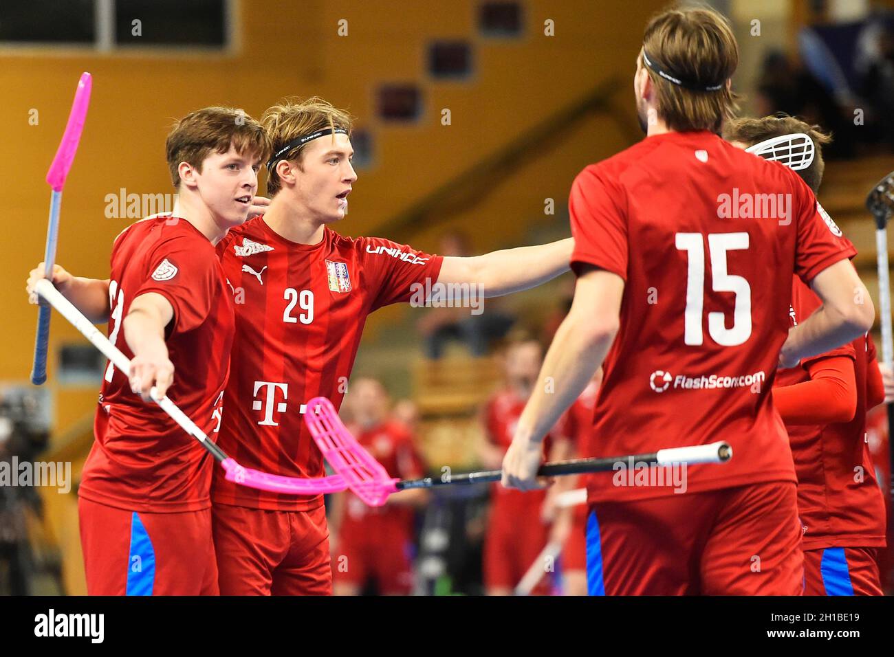 Pilsen, République tchèque.15 octobre 2021.Les joueurs tchèques fêtent lors de l'Euro Floorball Tour, match Tchèque contre Suisse, le 15 octobre 2021, à Pilsen, République Tchèque.Crédit: Miroslav Chaloupka/CTK photo/Alamy Live News Banque D'Images