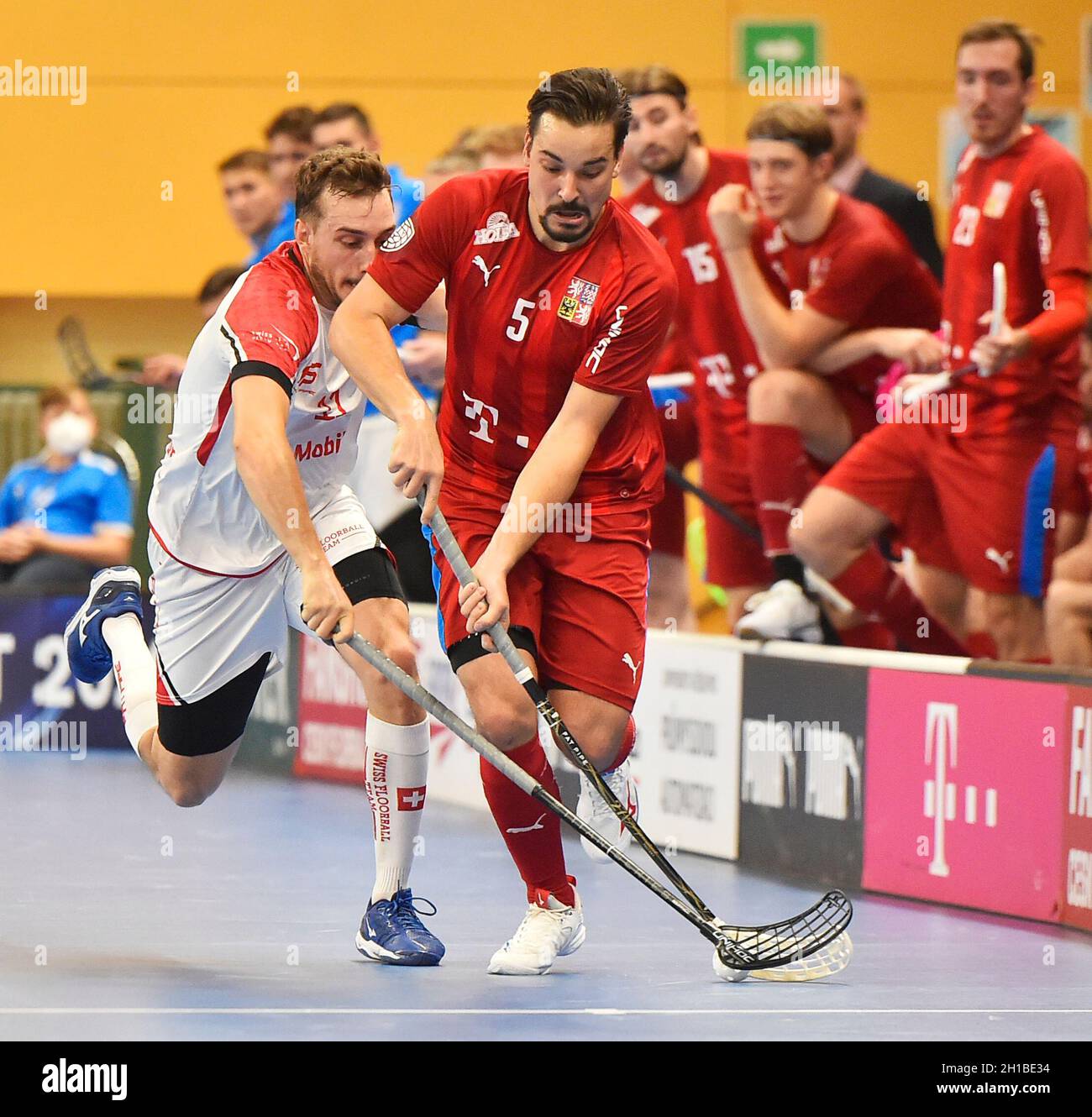 Pilsen, République tchèque.15 octobre 2021.L-R Manuel Maurer (SUI) et Martin Kisugite (CZE) en action lors de l'Euro Floorball Tour, match Tchèque contre Suisse, le 15 octobre 2021, à Pilsen, République Tchèque.Crédit: Miroslav Chaloupka/CTK photo/Alamy Live News Banque D'Images