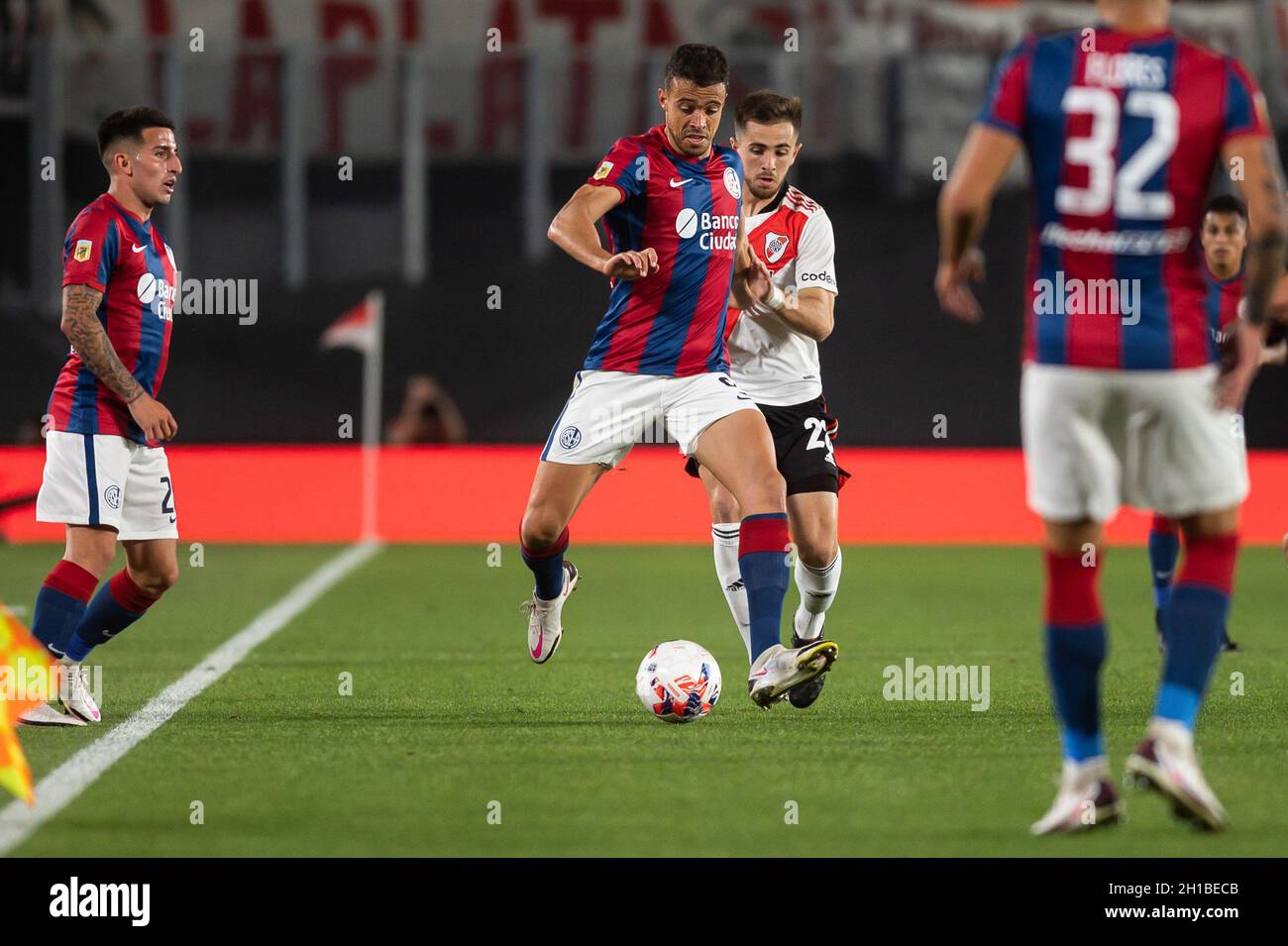 Buenos Aires, Argentine.17 octobre 2021.Franco di Santo (2ème à gauche) de San Lorenzo et Felipe Peña (2ème à droite) sont vus en action pendant le match entre River plate et San Lorenzo dans le cadre de Torneo Liga Professional 2021 à l'Estadio Monumental Antonio Vespucio Liberti(scores finaux; River plate 3:1San Lorenzo) Credit: SOPA Images Limited/Alay Live News Banque D'Images