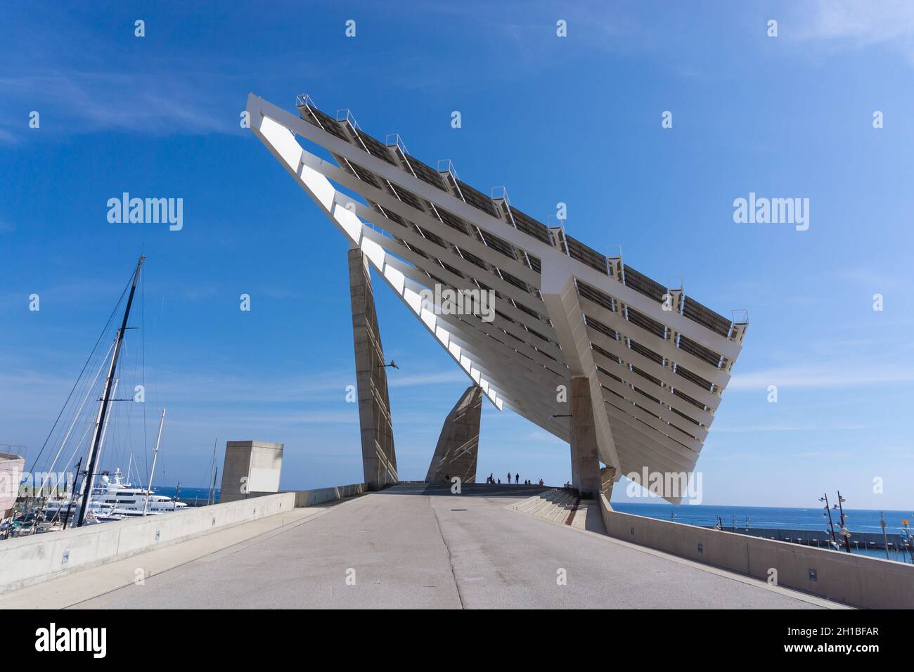 Pergola photovoltaïque du Forum de Barcelone par une journée ensoleillée Banque D'Images
