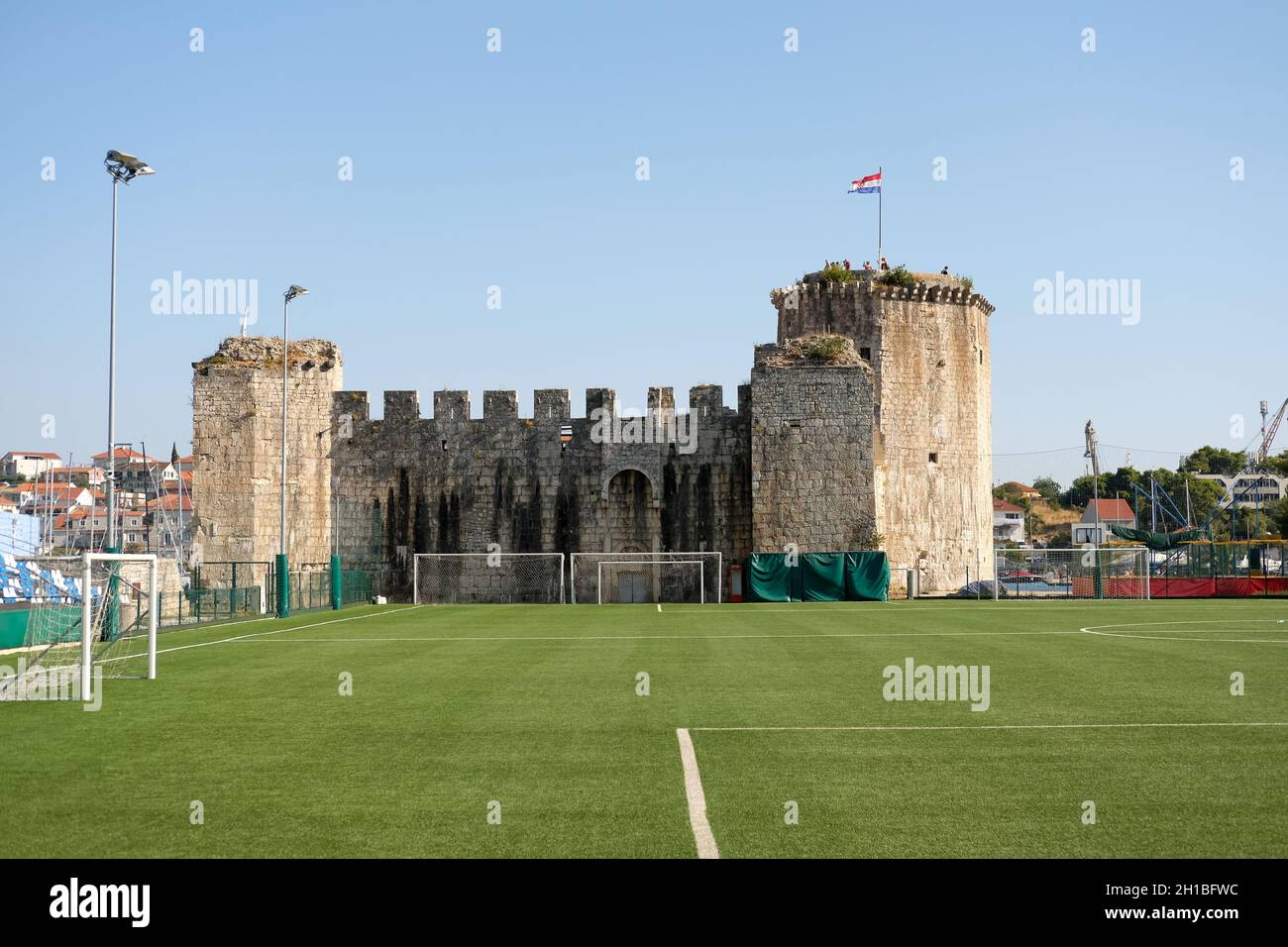 Terrain de football derrière le château médiéval de Kamerlengo à Trogir, Croatie Banque D'Images