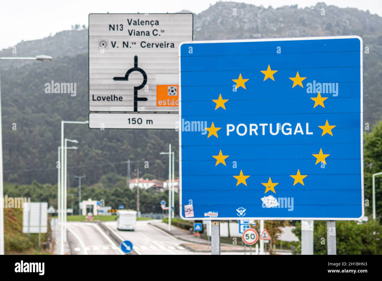 Panneau d'entrée du Portugal depuis la route espagnole près de la ville de Lovelhe Banque D'Images