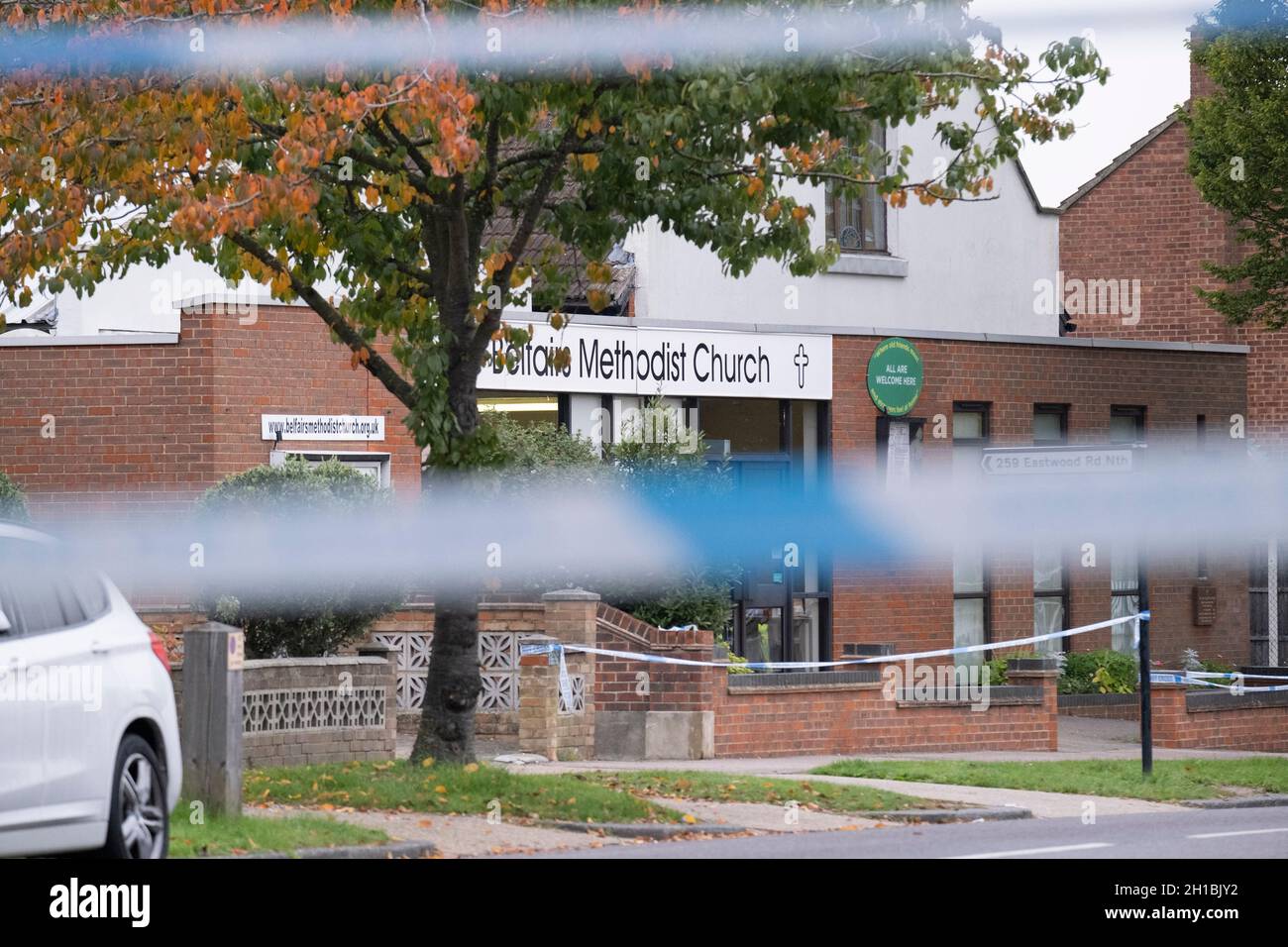 Deux jours après le meurtre du député conservateur de Southend-Ouest, le député de Sir David Amiss, est le théâtre de son meurtre à l'église méthodiste Belfoires d'Eastwood North Road, le 17 octobre 2021, à Leigh-on-Sea, Southend, Essex, Angleterre.Amess effectuait sa chirurgie hebdomadaire de circonscription ici lorsqu'il était attaqué avec un couteau par Ali Harbi Ali. Banque D'Images