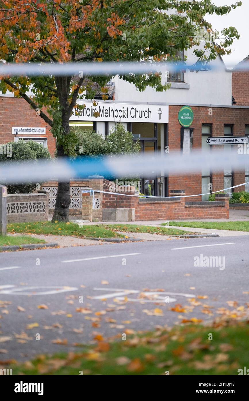 Deux jours après le meurtre du député conservateur de Southend-Ouest, le député de Sir David Amiss, est le théâtre de son meurtre à l'église méthodiste Belfoires d'Eastwood North Road, le 17 octobre 2021, à Leigh-on-Sea, Southend, Essex, Angleterre.Amess effectuait sa chirurgie hebdomadaire de circonscription ici lorsqu'il était attaqué avec un couteau par Ali Harbi Ali. Banque D'Images