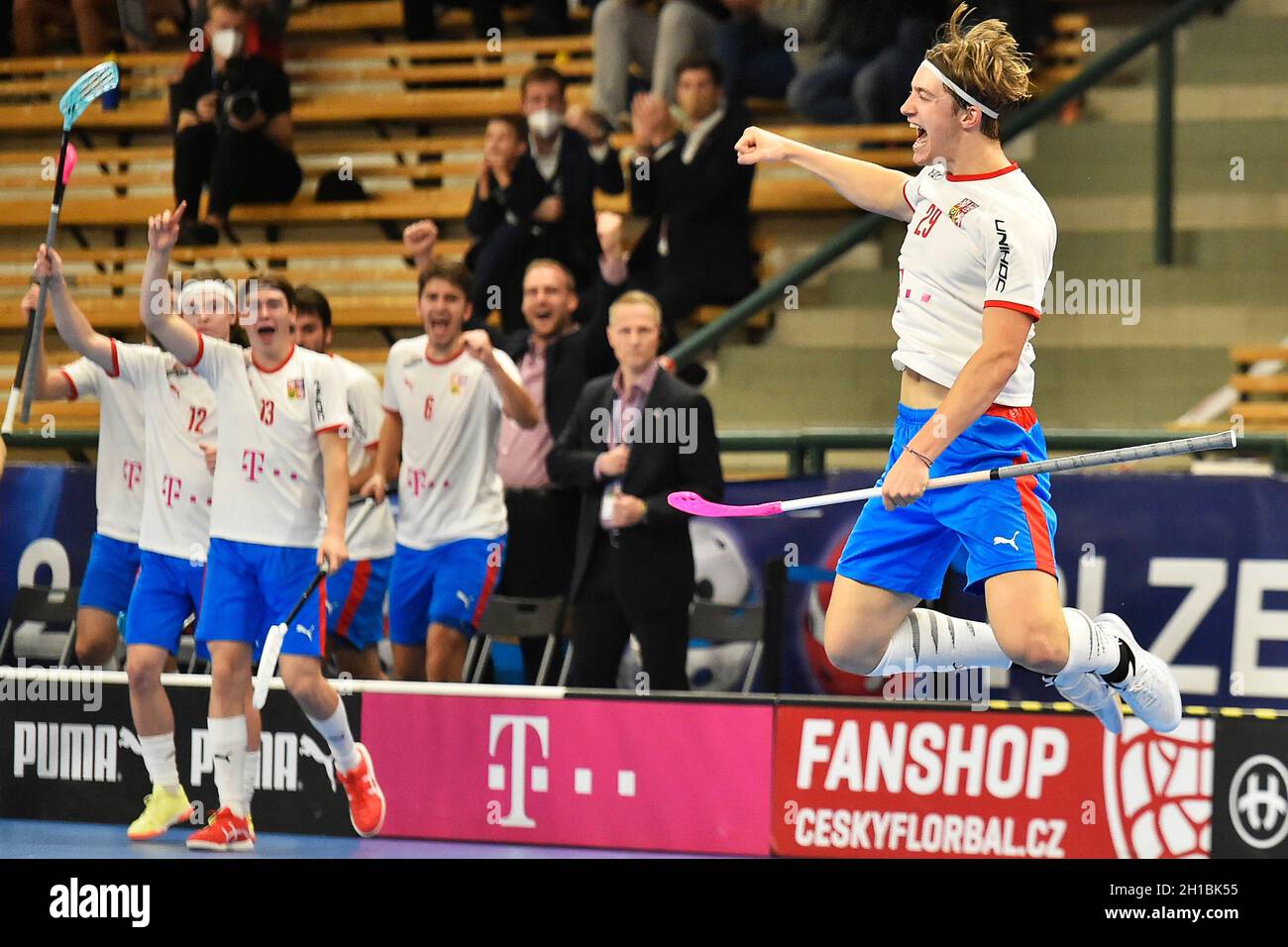 Pilsen, République tchèque.16 octobre 2021.Filip Langer (CZE) célèbre son but lors de l'Euro Floorball Tour, match Tchèque contre Suède, le 16 octobre 2021, à Pilsen, République Tchèque.Crédit: Miroslav Chaloupka/CTK photo/Alamy Live News Banque D'Images