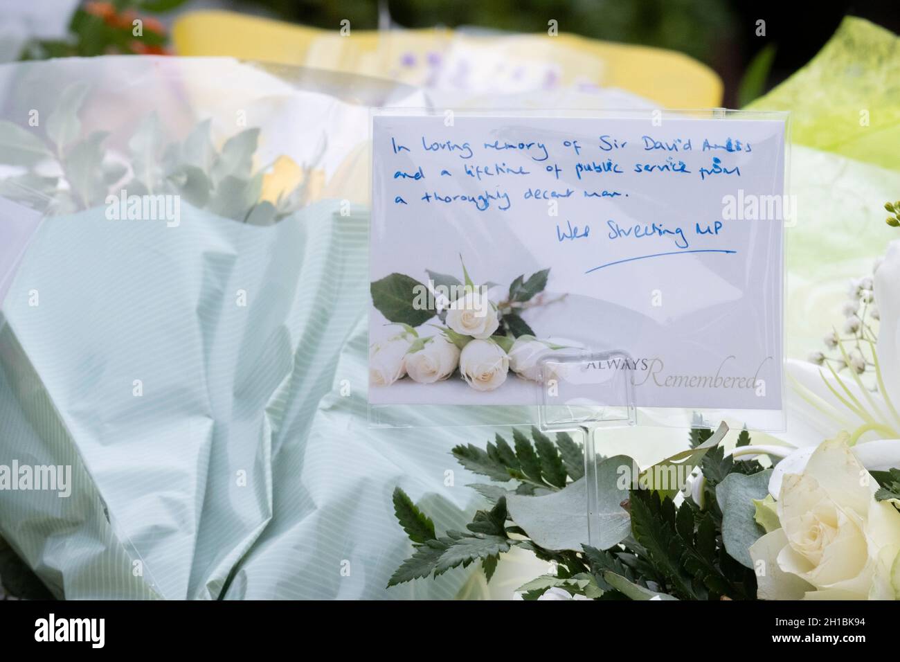 Deux jours après le meurtre du député conservateur de Southend-Ouest, le député de Sir David Amess, un message du député de Wes Streeting (député travailliste d'Ilford-Nord), est attaché à un bouquet de fleurs à Eastwood Road-Nord, à une courte distance de l'église méthodiste de Belfoires à Leigh-on-Sea,Le 17 octobre 2021, à Leigh-on-Sea, Southend, Essex, Angleterre.Amess effectuait sa chirurgie hebdomadaire de circonscription lorsqu'il était attaqué avec un couteau par Ali Harbi Ali. Banque D'Images