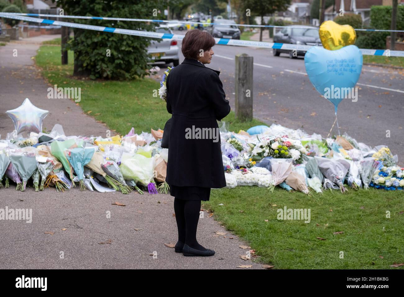 Deux jours après le meurtre du député conservateur de Southend West, Sir David Amiss, des hommages floraux sont laissés à Eastwood Road North, à une courte distance de l'église méthodiste Belfoires à Leigh-on-Sea, le 17 octobre 2021, à Leigh-on-Sea, Southend, Essex, Angleterre.Amess effectuait sa chirurgie hebdomadaire de circonscription lorsqu'il était attaqué avec un couteau par Ali Harbi Ali. Banque D'Images