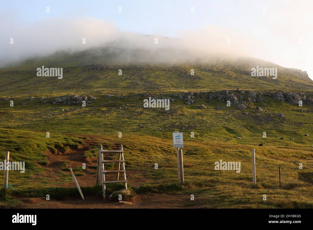 Point de départ du sentier de randonnée jusqu'à la montagne Slaetteratindur, Eysturoy, Iles Féroé, Scandinavie, Europe. Banque D'Images