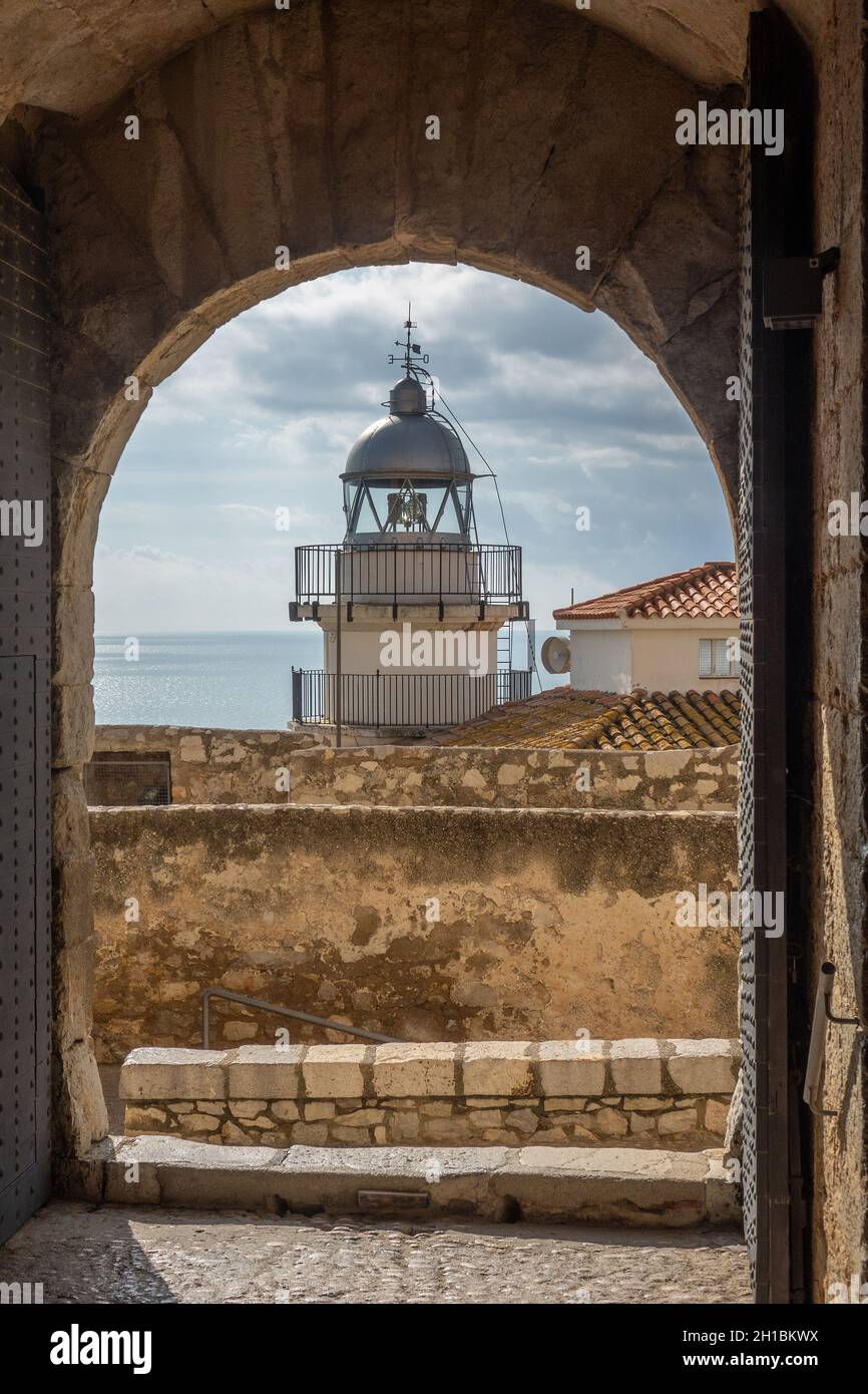 Espagne, Castellon, Peniscola, château des Templiers, vue sur le phare depuis la porte d'entrée Banque D'Images