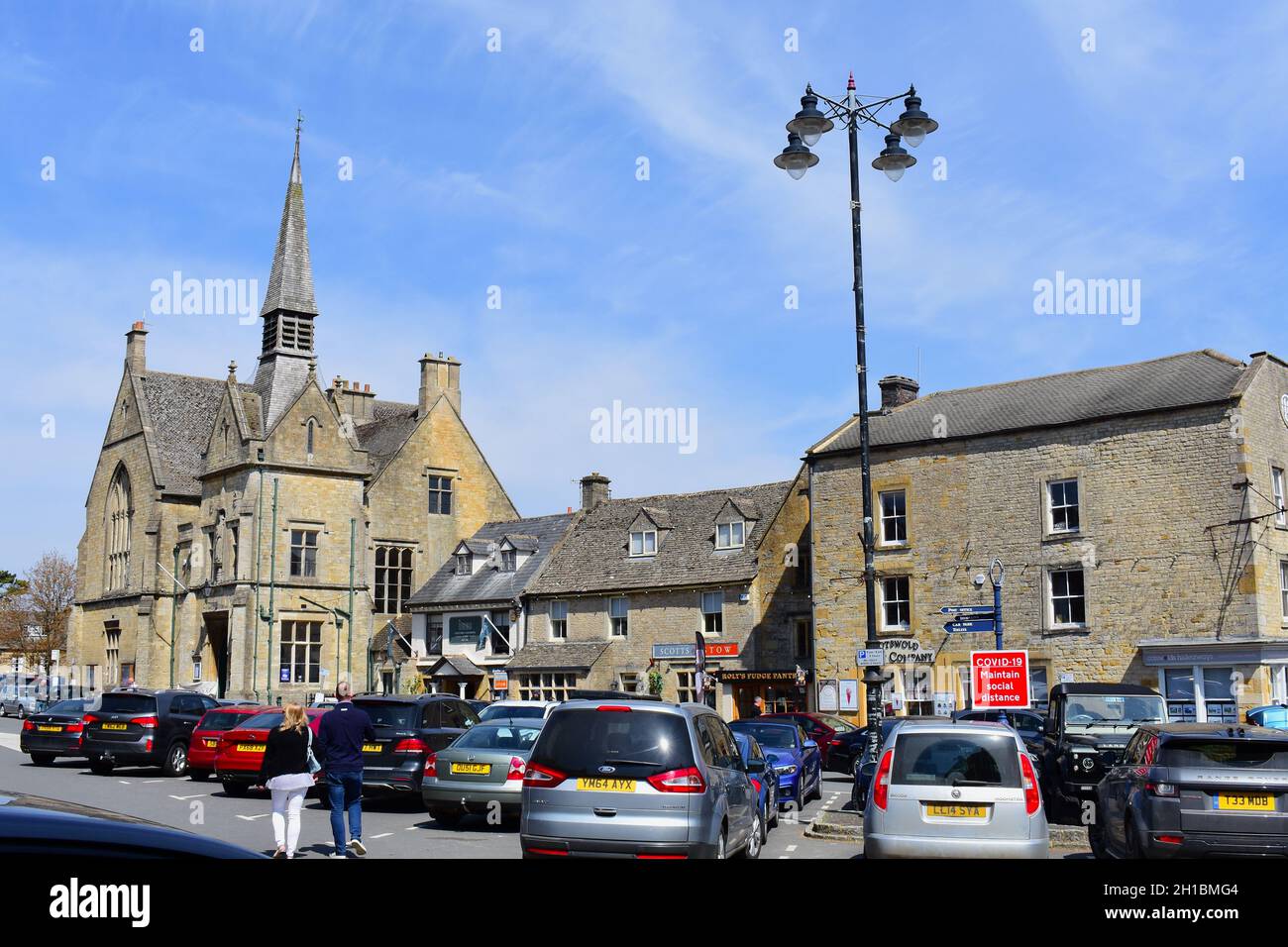 Vue sur Market Square, Stow.Le bâtiment à gauche est le St Edwards Hall , qui abrite également la bibliothèque locale et le centre d'accueil. Banque D'Images