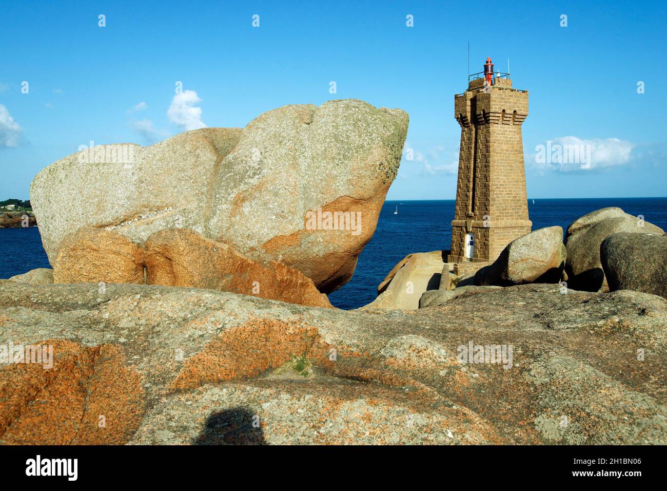 Phare de Mean Ruz, Ploumanac'h (Côte de granit Rose, Côtes d'Armor, Bretagne, France). Banque D'Images
