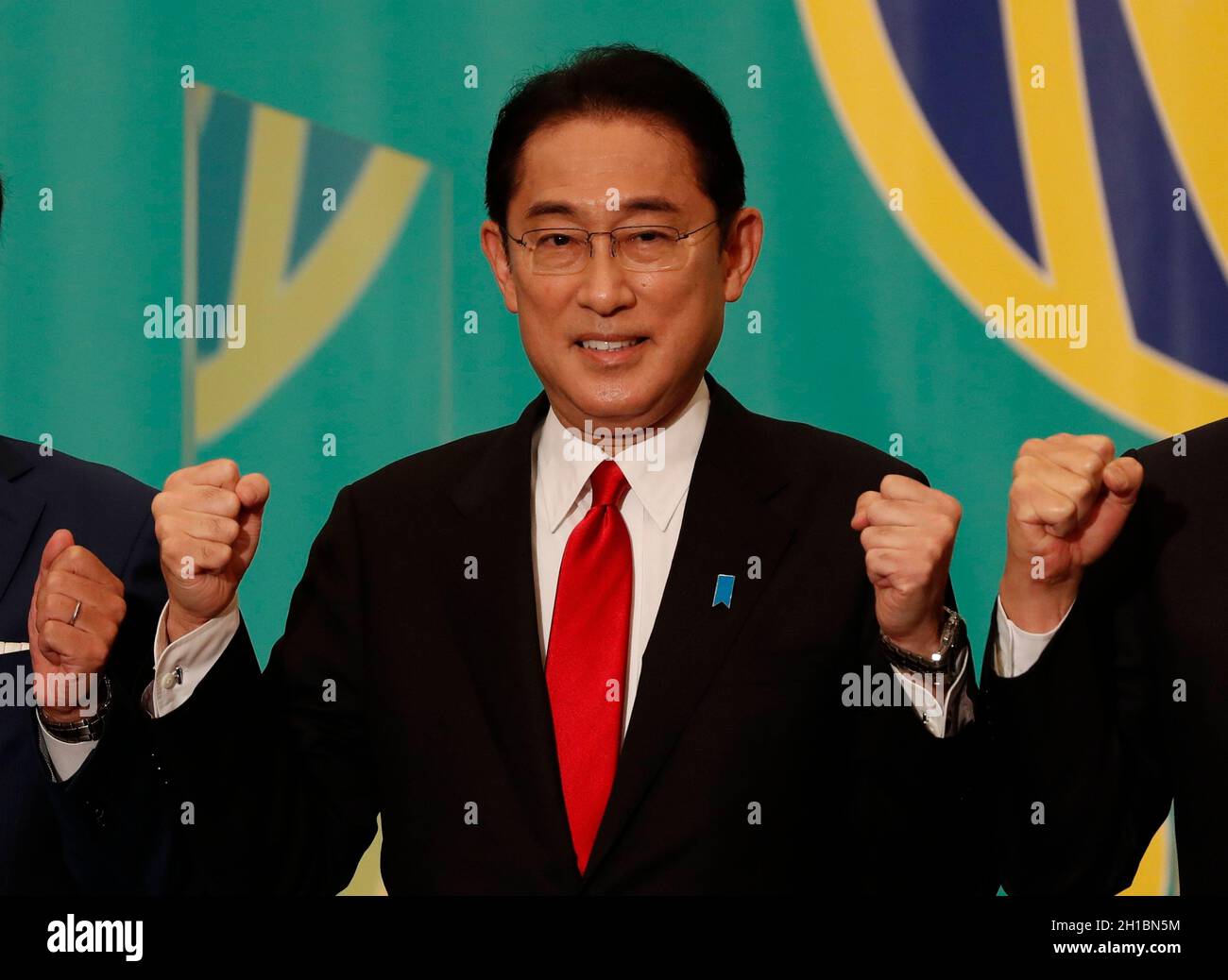 Tokyo, Japon.18 octobre 2021.Le Premier ministre japonais Fumio Kishida, qui dirige également le président du Parti libéral-démocrate, assiste à une séance de débat avec d'autres dirigeants des principaux partis politiques du Japon avant les élections à la Chambre basse du 31 octobre 2021, au Club de presse national du Japon à Tokyo, Japon le 18 octobre 2021.Crédit : SOPA Images Limited/Alamy Live News Banque D'Images