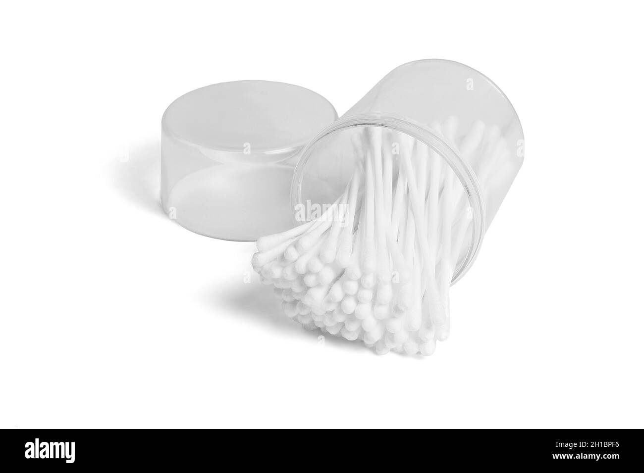 Écouvillons de coton dans un récipient en plastique ouvert reposant sur un fond blanc Banque D'Images