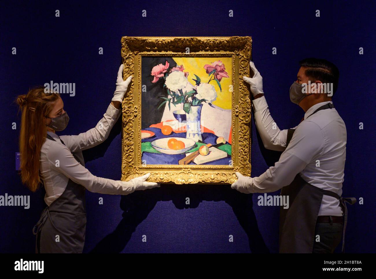 Christie's, Londres, Royaume-Uni.18 octobre 2021.La soirée Art britannique et irlandais moderne a lieu à Christie's London le 20 octobre et présente des œuvres de Peploe, Sir Winston Churchill, Lavery, Lowry et Lamb.Image : Samuel John Paploe, R.S.A., fruit and Flowers.Estimation: £500,000-700,000.Crédit : Malcolm Park/Alay Live News Banque D'Images