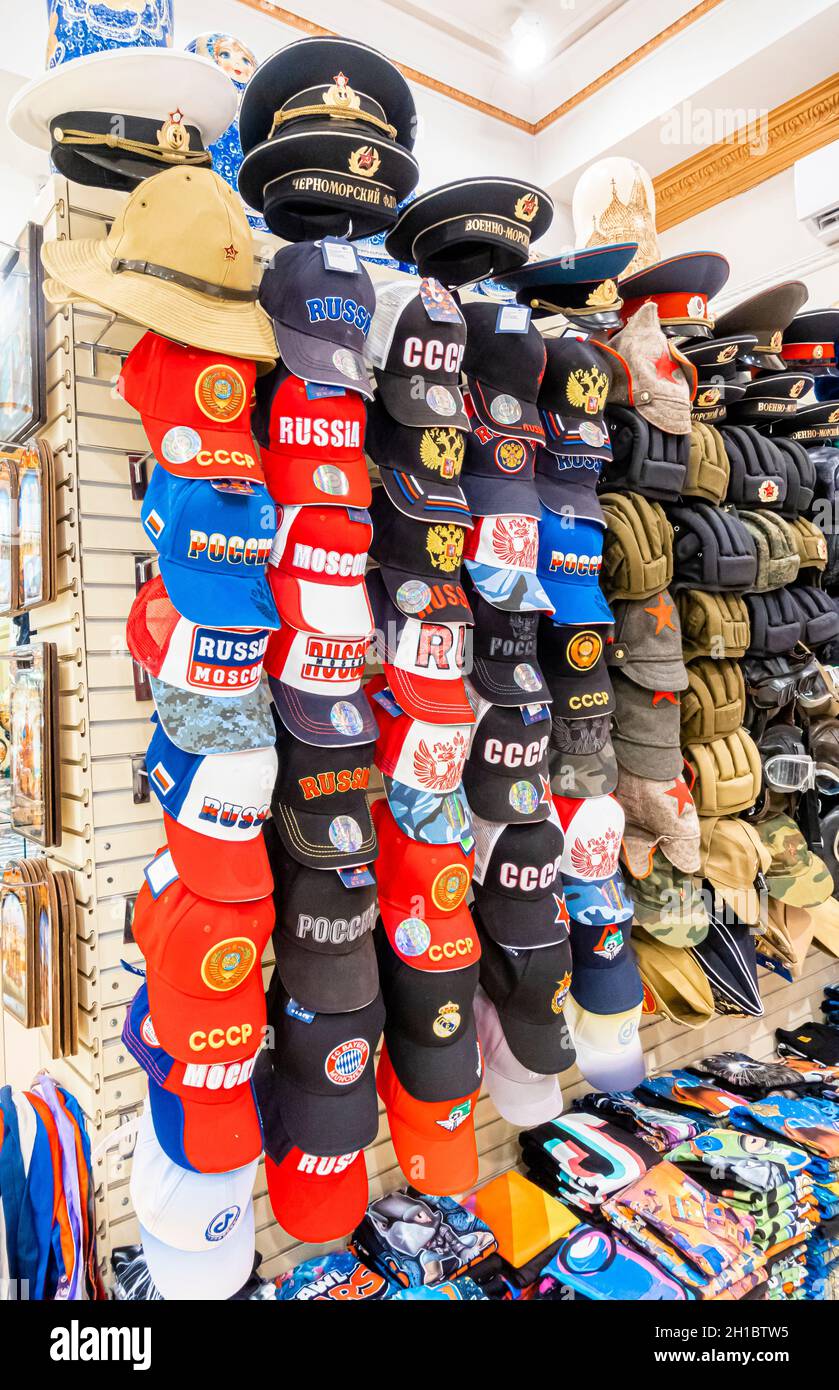 Variété de souvenirs de casquettes symboliques russes et soviétiques dans  une boutique de souvenirs russe touristique Onegin, rue Novy Arbat, Moscou,  Russie Photo Stock - Alamy