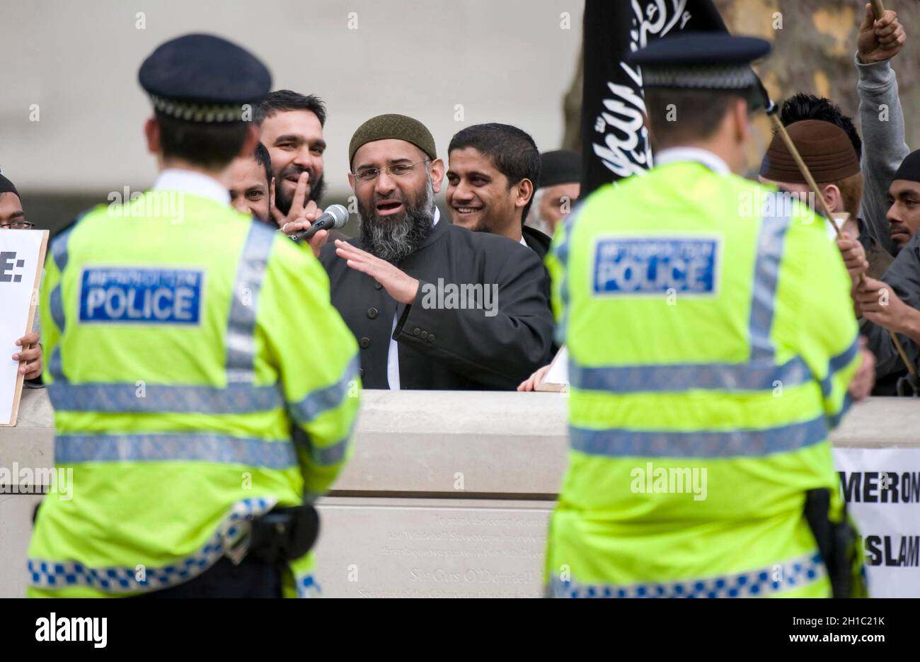 Pic shows: Siddhartha Dhar - suspecté d'être un homme dans la vidéo de propagande de l'EI vu ici à côté d'Anjem Choudary lors d'une démo musulmane à Whitehall en 2011 Banque D'Images