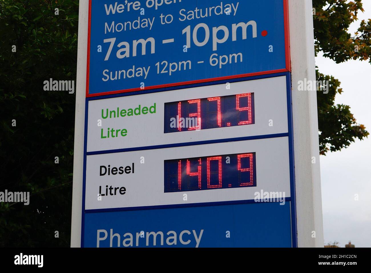 Ashford, Kent, Royaume-Uni.18 octobre 2021.Les prix du carburant ont commencé à augmenter dans cette station essence de Tesco, car le diesel dépasse désormais 1.40 £ le litre.Crédit photo : Paul Lawrenson /Alay Live News Banque D'Images
