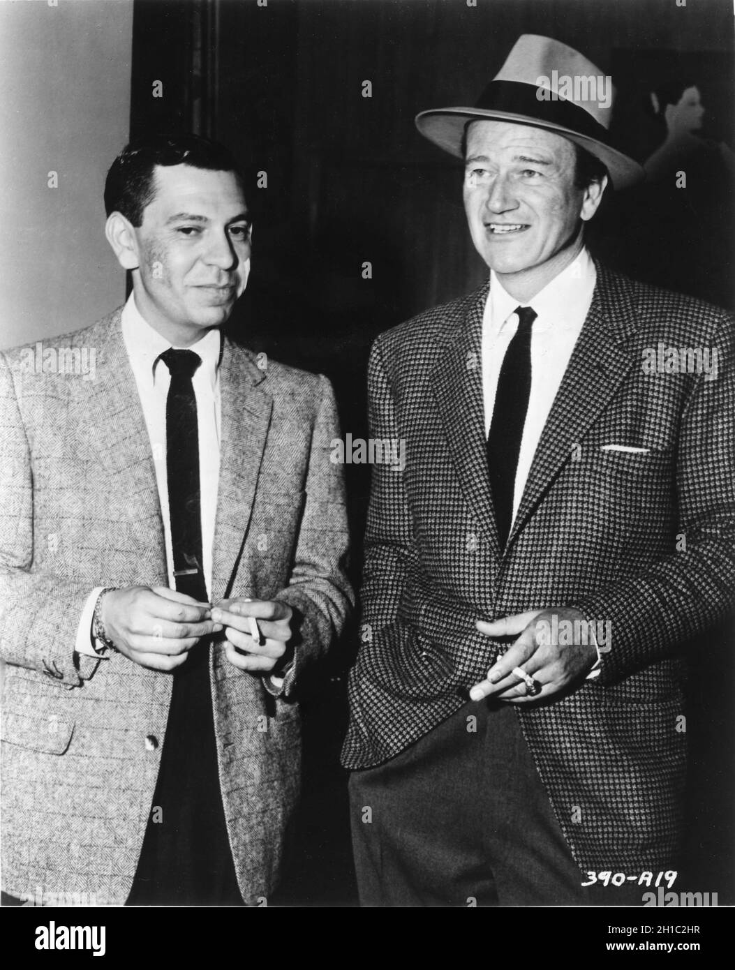 JOHN WAYNE Directeur invité / Star JACK WEBB sur le set Candid pendant le tournage du DRAGNET 1954 réalisateur JACK WEBB Mark VII Limited / Warner Bros. Banque D'Images