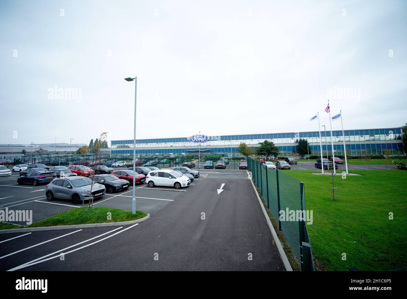 Usine de fabrication automobile de Ford à Halewood, Merseyside.Ford doit investir 230 millions de livres sterling pour transformer l'usine de Halewood afin de construire des groupes d'alimentation électrique pour les futurs véhicules de tourisme et commerciaux tout-électriques de Ford en Europe, ce qui donne un énorme coup de pouce à l'industrie automobile.Date de la photo: Lundi 18 octobre 2021. Banque D'Images