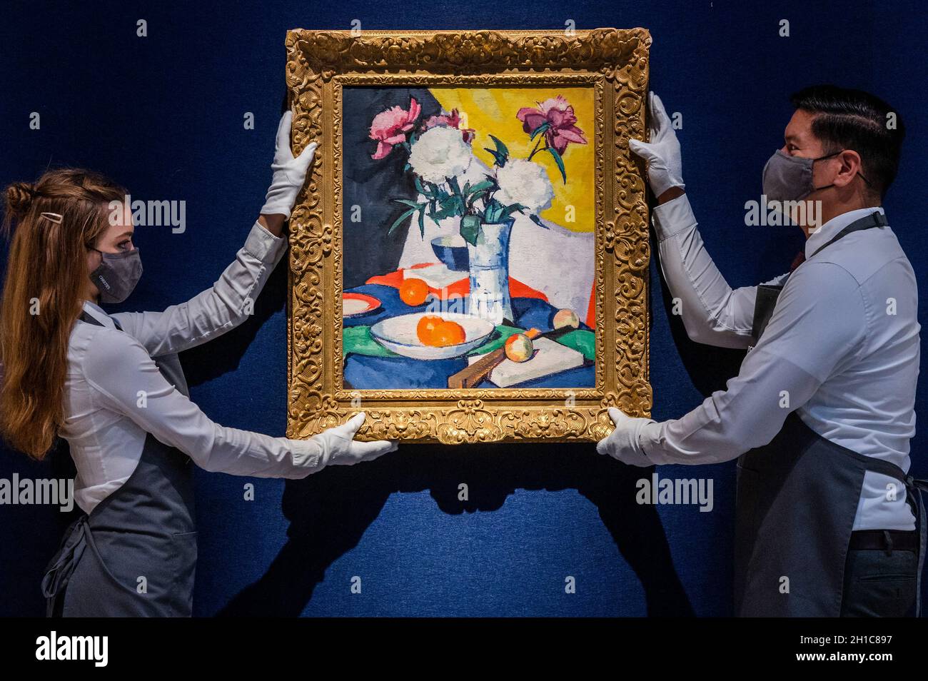 Londres, Royaume-Uni.18 octobre 2021.Samuel John Paploe, fleurs et fruits vers 1920, estimation: £500,000-700,000 - Aperçu de la soirée d'art britannique et irlandais moderne, qui a lieu le 20 octobre, à Christies King Street, Londres.Crédit : Guy Bell/Alay Live News Banque D'Images