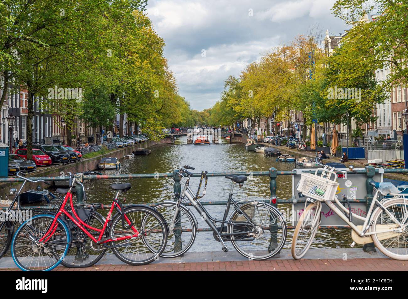 Vélos sur un pont de canal à Amsterdam, pays-Bas Banque D'Images