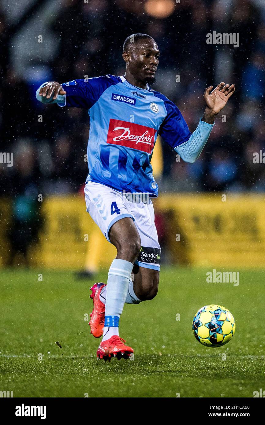 Haderslev, Danemark.17 octobre 2021.Duplexe Tchamba (4) de Sonderjyske vu pendant le match 3F Superliga entre Sonderjyske et le FC Copenhague au parc Sydbank à Haderslev.(Crédit photo : Gonzales photo/Alamy Live News Banque D'Images