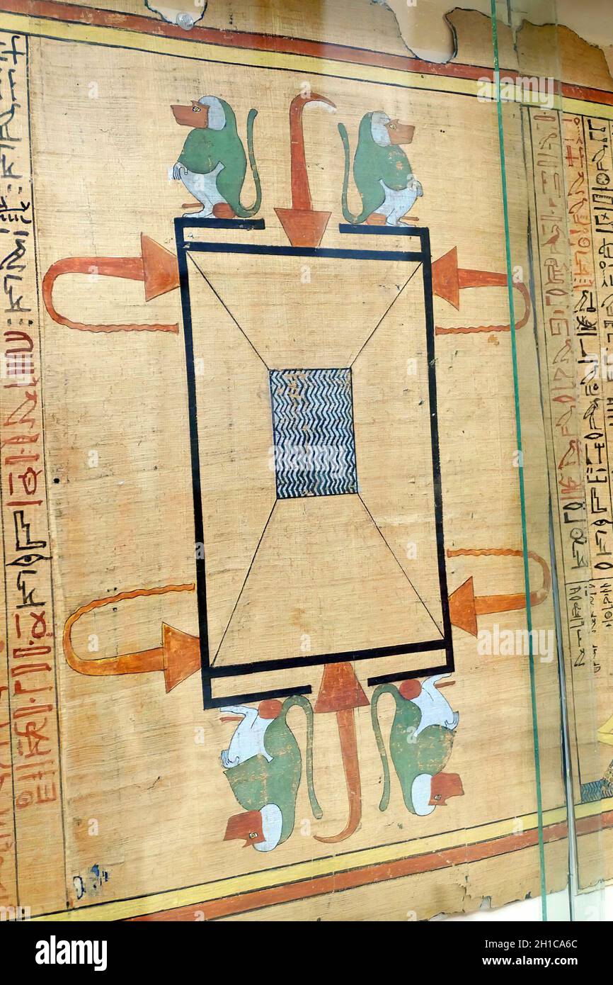 Plan vertical des anciens hiéroglyphes égyptiens anciens et dessins sur le papyrus Banque D'Images