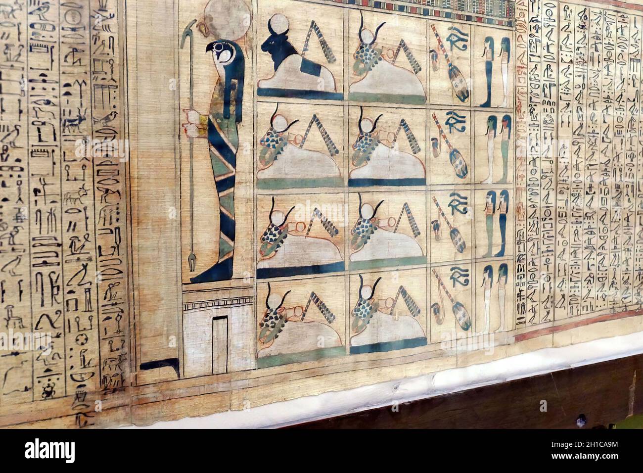 Anciens hiéroglyphes égyptiens anciens et dessins sur papyrus Banque D'Images