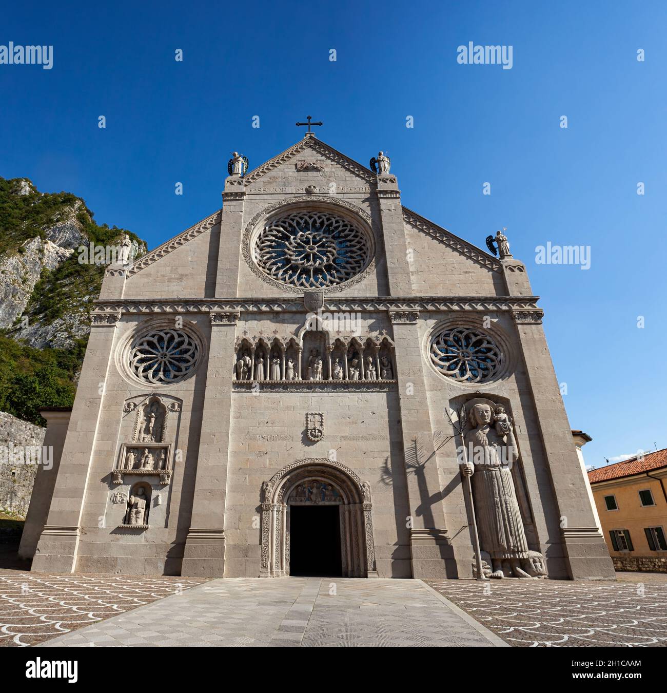 Vue sur la cathédrale du XIVe siècle, ou duomo, à Gemona del Friuli, Friuli-Venezia Giulia.L'église s'appelle le Duomo di Santa Maria Assunta Banque D'Images