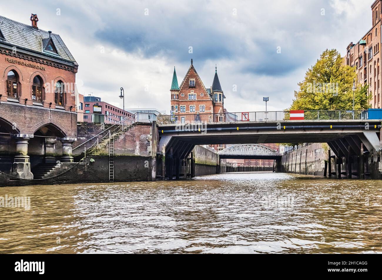 Canaux et entrepôts à Speicherstadt, Hambourg, Allemagne Banque D'Images