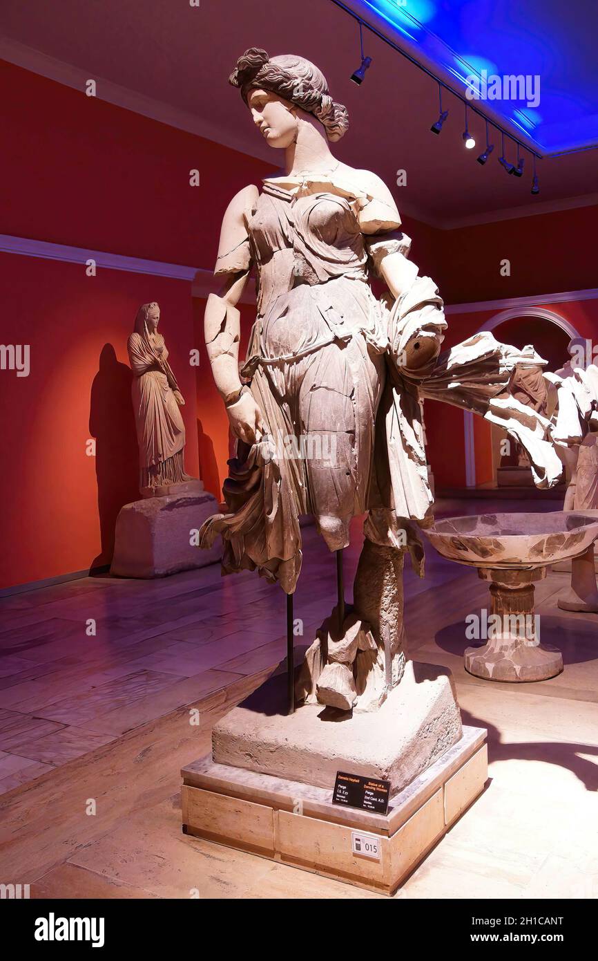 ANTALYA, TURQUIE - 02 juin 2014 : photo verticale d'une sculpture en marbre d'une dansante au musée archéologique d'Antalya, Turquie Banque D'Images