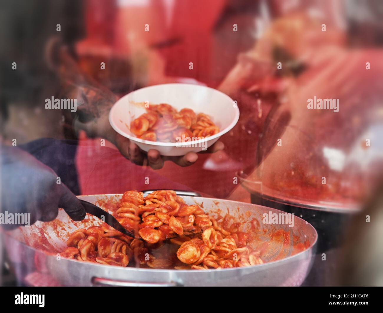 Plat traditionnel de pâtes fraîches italiennes appelé Orecchiette al Pomodoro Banque D'Images