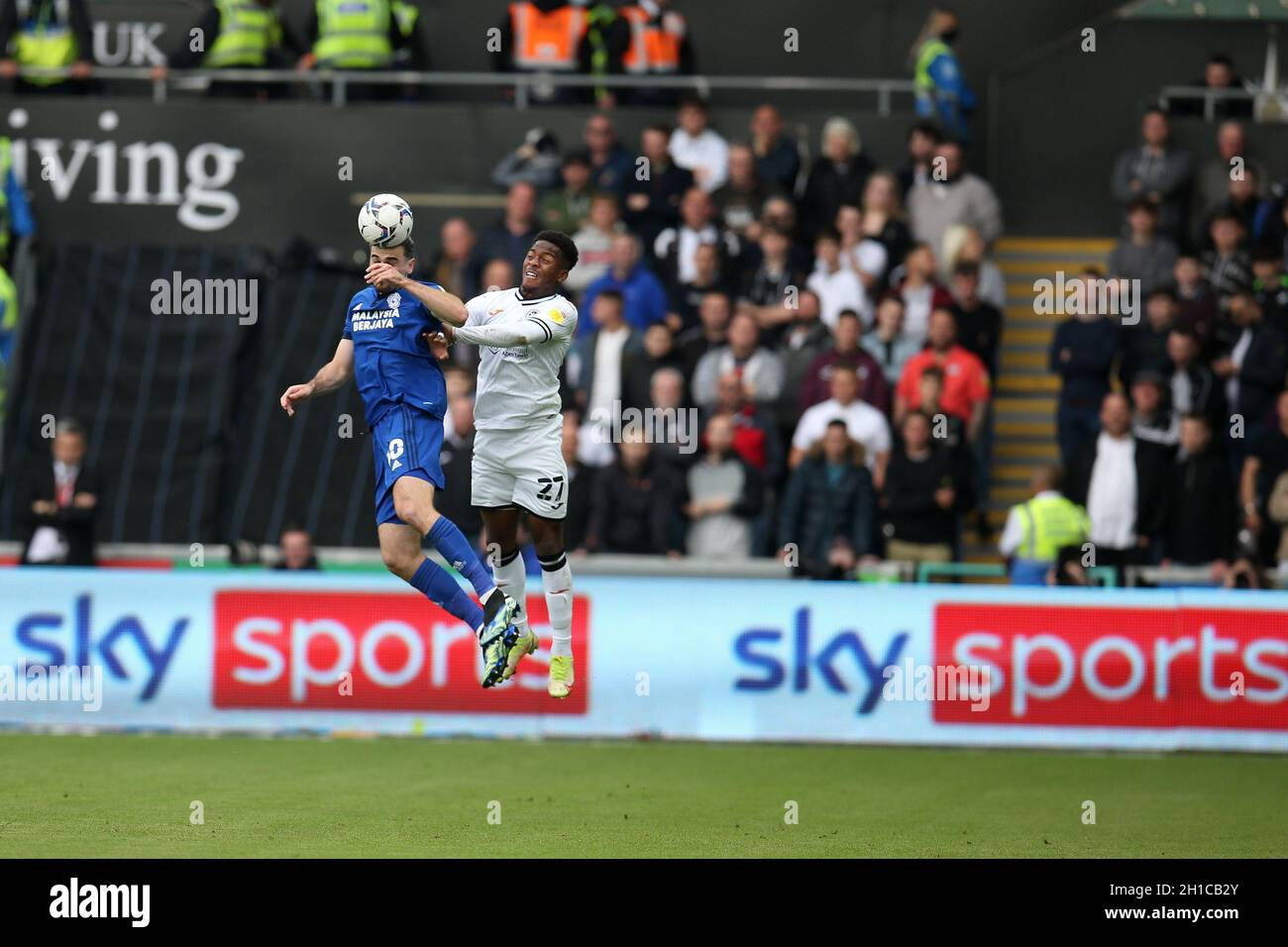 Swansea, Royaume-Uni.17 octobre 2021.Ciaron Brown de la ville de Cardiff (l) et Ethan Laird de la ville de Swansea (r) en action.EFL Skybet championnat match, Swansea City v Cardiff City au Swansea.com Stadium de Swansea le dimanche 17 octobre 2021. Cette image ne peut être utilisée qu'à des fins éditoriales.Utilisation éditoriale uniquement, licence requise pour une utilisation commerciale.Aucune utilisation dans les Paris, les jeux ou les publications d'un seul club/ligue/joueur. photo par Andrew Orchard/Andrew Orchard sports Photography/Alamy Live News crédit: Andrew Orchard sports Photography/Alamy Live News Banque D'Images