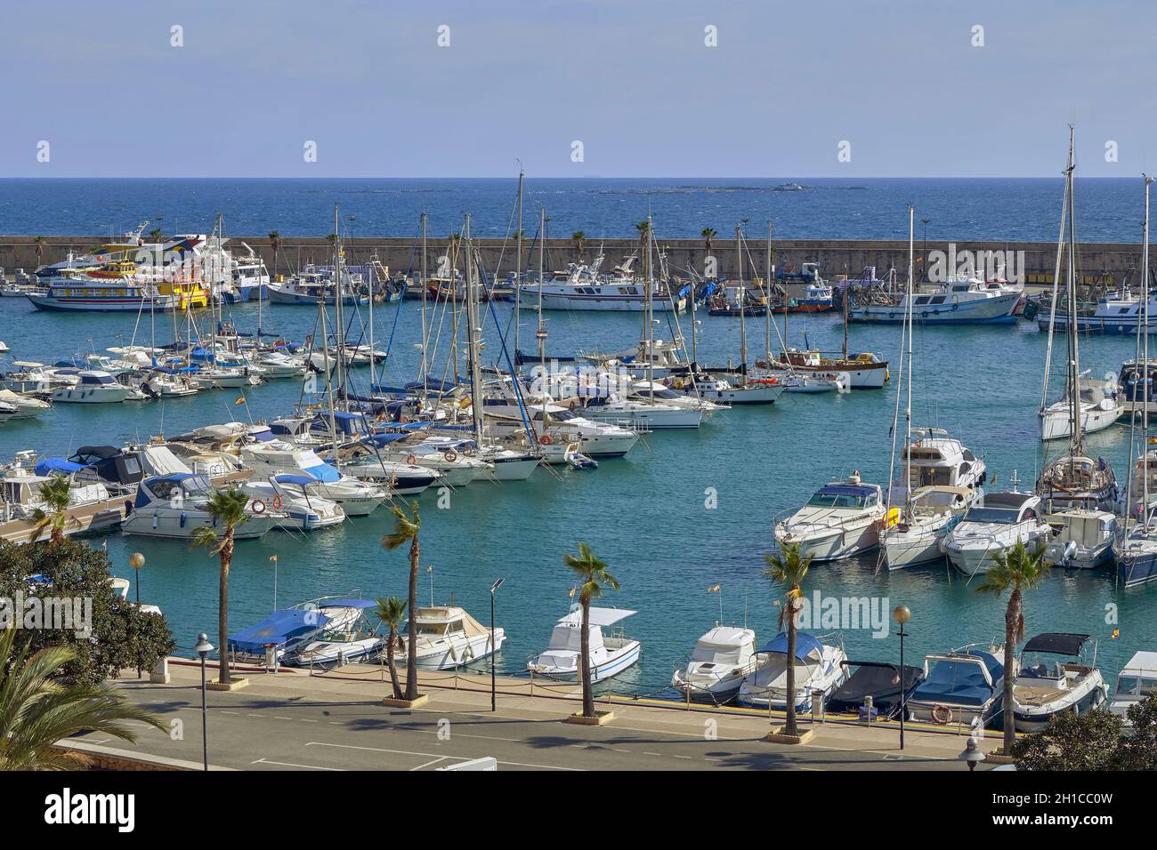 Bateaux à voile et yachts amarrés au quai du port de Villajoyosa dans la province d'Alicante, Espagne, Europe Banque D'Images